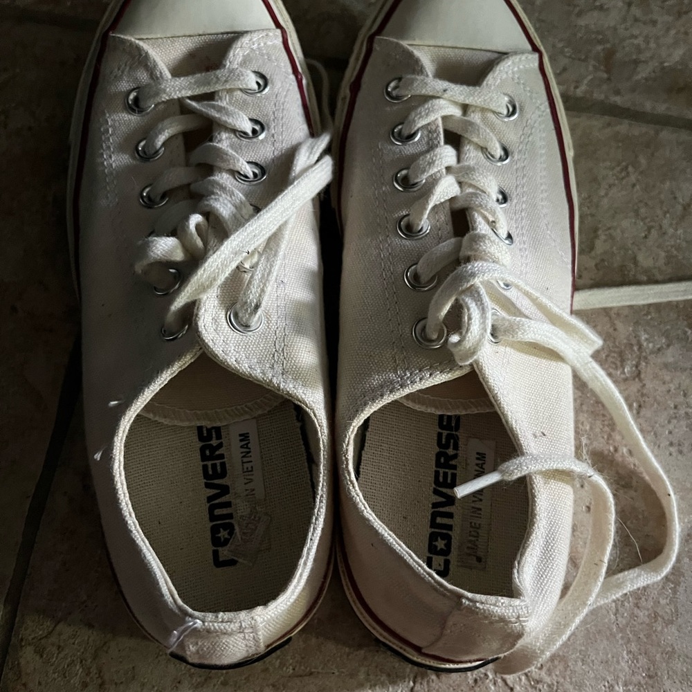Converse low tops worn once